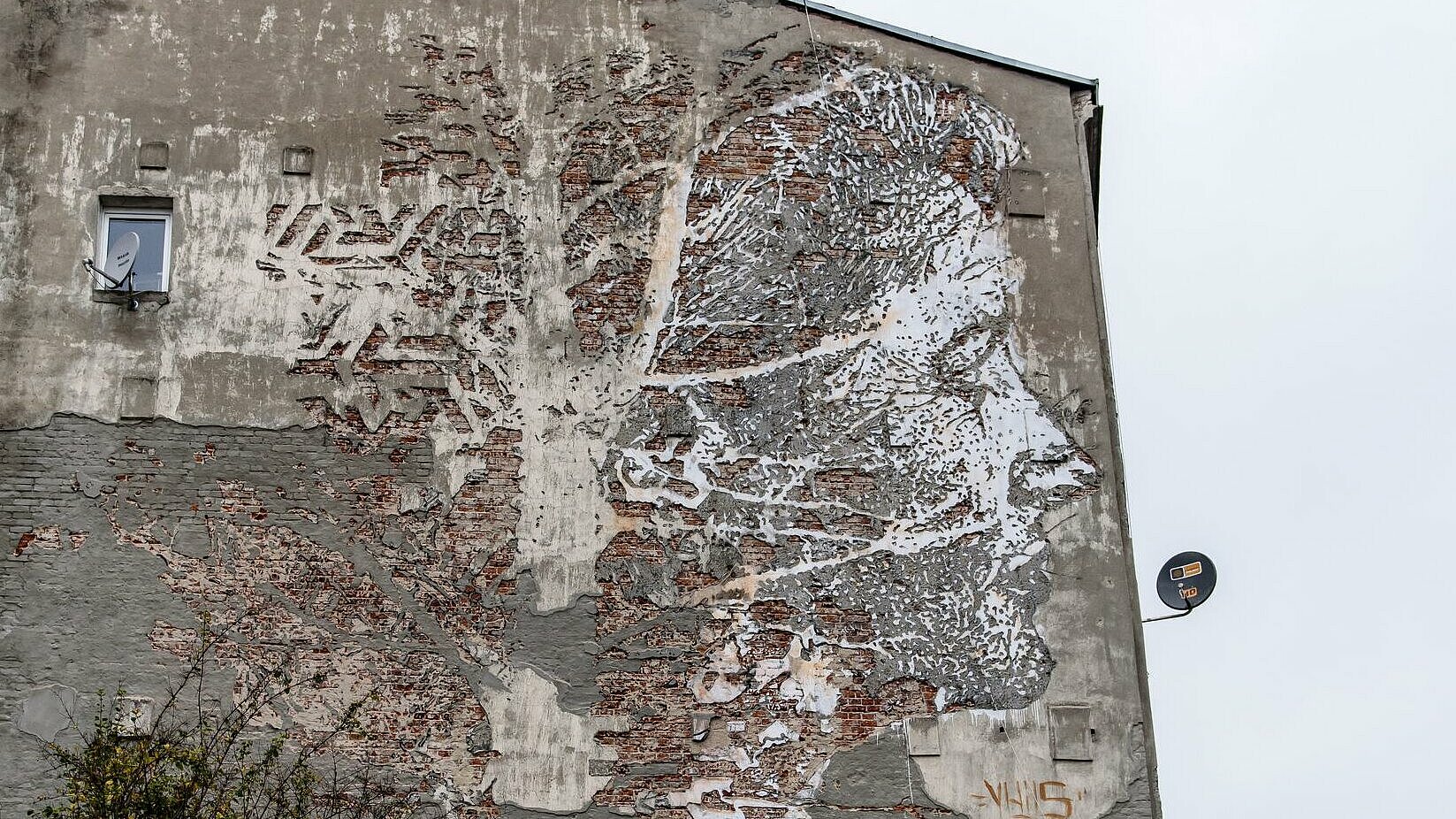 Sculpted mural by Vhils (Portugal) , arch. UMŁ